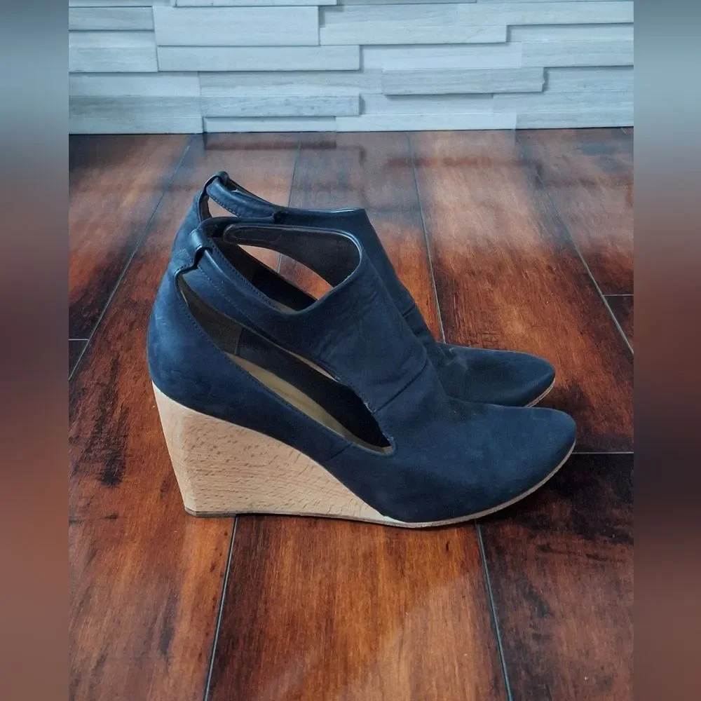 Coclico Jory Cutout Wedge Black Leather Booties, Size EU 39.5 US 8.5 - Picture 1 of 9